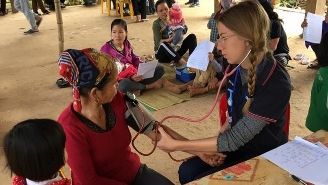 Des étudiants australiens effectuent des stages dans le secteur des soins de la santé au Vietnam. Photo : Ambassade d'Australie au Vietnam.