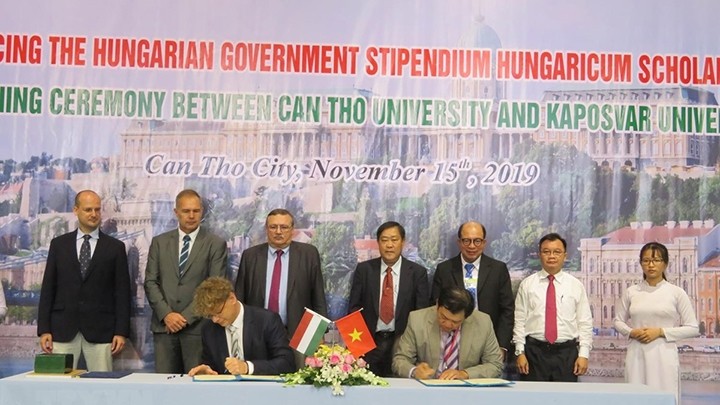 La cérémonie de signature du mémorandum de coopération entre l'Université de Cân Tho et l'Université de Kaposvar. Photo : VNA