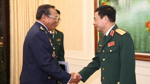 Le général de corps d'armée Phan Van Giang (à droite) et le général Soeung Somnang. Photo : VNA.