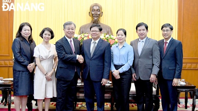 Le secrétaire adjoint du Comité du PCV pour Dà Nang, Vo Công Tri, (4e, à droite) serre la main du Prof. Shinobu Inanaga. Photo : Baodanang.vn 