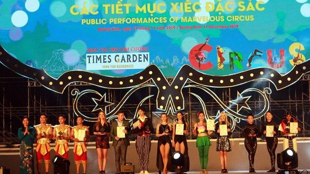 Remise des prix aux artistes participant au Festival mondial du cirque d’Ha Long 2019. Photo : VNA.