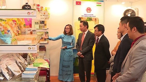 L'ambassadeur du Vietnam en Inde Pham Sanh Châu et des délégués au stand vietnamien. Photo: VNA.
