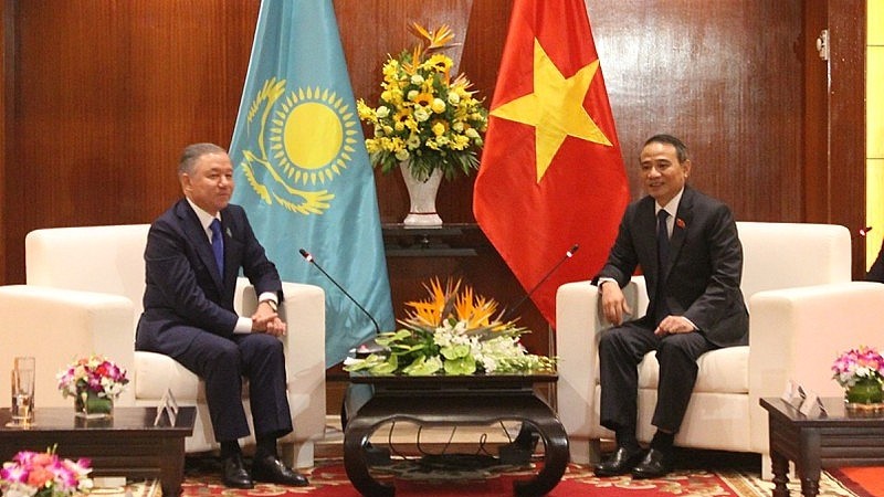 Le secrétaire du comité du PCV pour Dà Nang, Truong Quang Nghia (à droite) et le Président de la Chambre basse du Kazakhstan, Nurlan Nigmatulin. Photo: VOV.