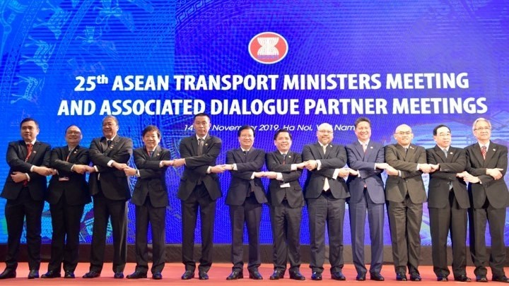 Photo de famille entre les délégués de la réunion des ministres des Transports de l’ASEAN à Hanoi. Photo: VGP. 