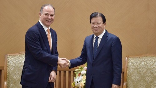  Le Vice-Premier ministre Trinh Dinh Dung (à droite) et Scott Kicker, fondateur et directeur général de la société américaine Gen X Energy. Photo : VGP.