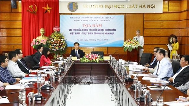 Le séminaire « Le rôle des affaires extérieures populaires Vietnam-Suède au cours de ces 50 dernières années ». Photo : VNA.