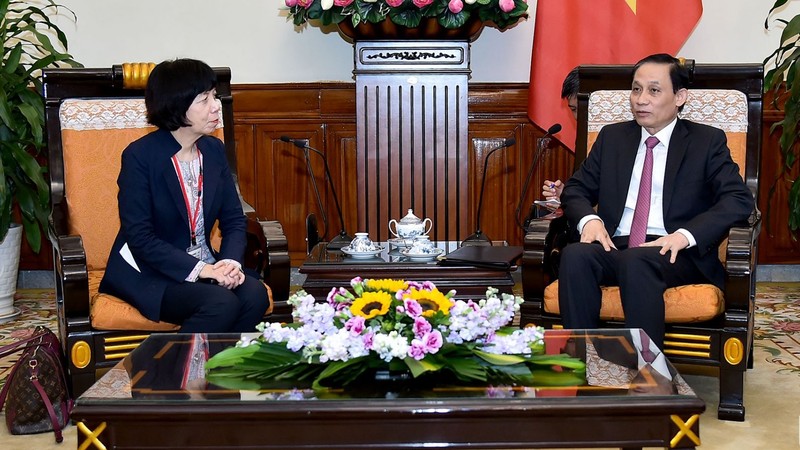 Le vice-ministre des Affaires étrangères du Vietnam, Lê Hoài Trung (à droite) et la présidente de l’Association d’amitié Japon-Vietnam dans la préfecture d’Ibaraki, Yachie Yamaguchi. Photo : baoquocte.vn.