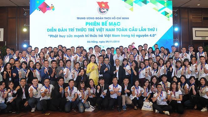 Photo de famille des délégués du 1er Forum mondial des jeunes intellectuels vietnamiens. Photo : thanhnien.vn.