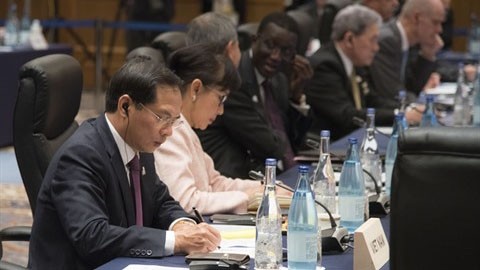 Bùi Thanh Son (gauche) lors de la réunion des ministres des Affaires étrangères du G20, tenue les 22 et 23 novembre à Nagoya, au Japon. Photo : VNA.