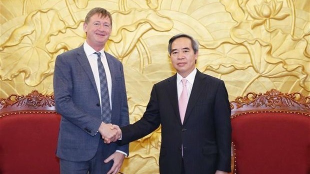 Nguyên Van Binh, chef de la Commission de l’Economie du CC du PCV (droite) et Philip Olivier, vice-président chargé de la division GNL du groupe Total. Photo: VNA. 