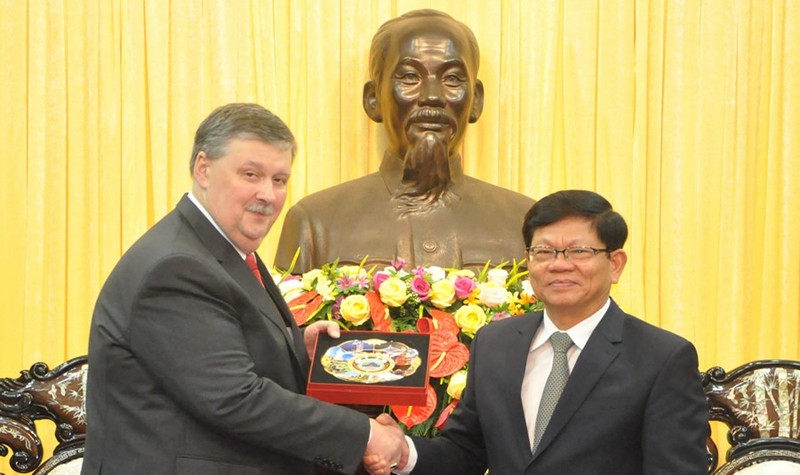 Le secrétaire adjoint permanent du Comité municipal du Parti communiste du Vietnam de Dà Nang, Vo Công Tri (à droite) et Andrei Plam, nouveau consul russe de la ville. Photo : cadn.com.vn