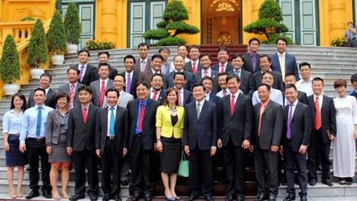Le Président Truong Tân Sang rencontre les jeunes hommes d’affaires primés du prix Étoile Rouge 2014, jeudi 28 août à Hanoi. Photo: VOV.