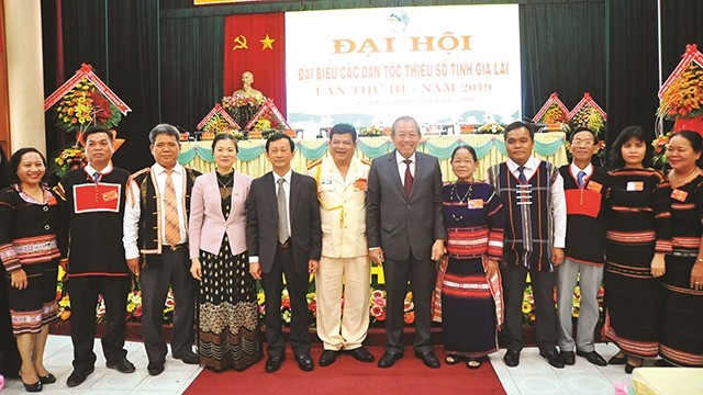 Le Vice-Premier ministre Truong Hoa Binh (6e à partir du droite) et des délégués du congrès des minorités ethniques Gia Lai. Photo : VGP.
