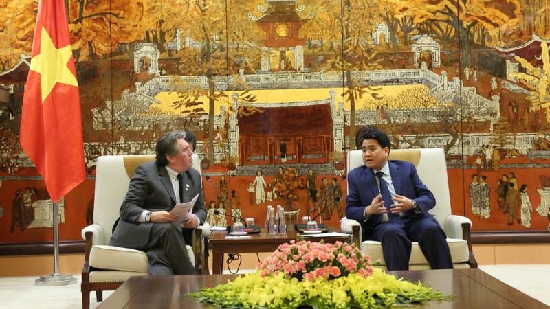Le président du Comité populaire de Hanoi, Nguyên Duc Chung (à droite) et le directeur de l'AFD pour le pays, Fabrice Richy. Photo : kinhtedothi.vn.