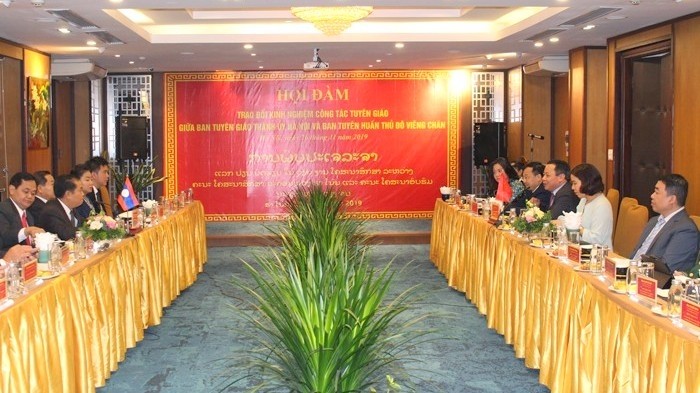 La rencontre entre les représentants de la Commission de propagande et d’éducation du PCV pour la ville de Hanoi et le Département de la propagande de Vientiane. Photo: KTDT.