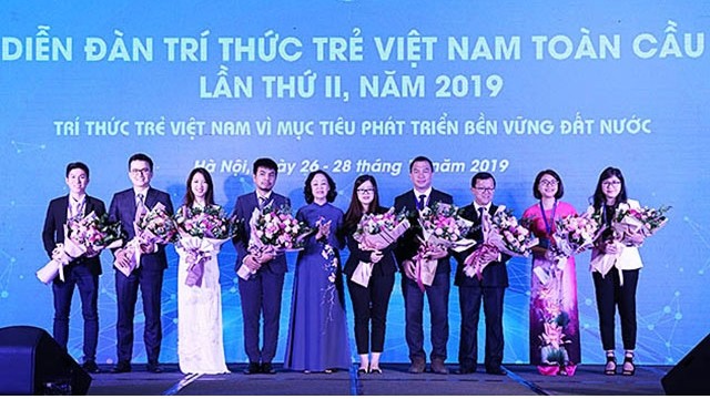 Truong Thi Mai (5e à partir de la gauche) et des délégués du 2e Forum mondial des jeunes intellectuels vietnamiens, le 27 novembre à Hanoi. Photo : NDEL.