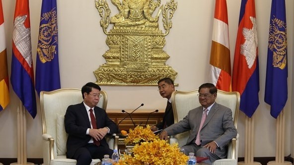 Le vice-ministre vietnamien de la Sécurité publique Bùi Van Nam (à gauche) et le Vice-PM et ministre cambodgien de l’Intérieur Samdech Sar Kheng. Photo : VNA.