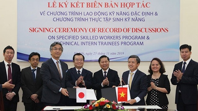 La cérémonie de signature du protocole d’accord concernant les programmes de coopération dans l’envoi de stagiaires et de travailleurs qualifiés vietnamiens au Japon.Photo: baodansinh.vn