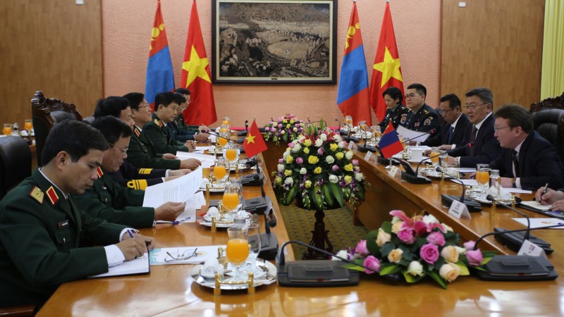 Entretien entre le ministre vietnamien de la Défense et son homologue mongol. Photo : baoquocte.vn.