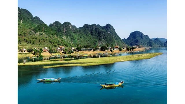 La rivière Son tranquille à Phong Nha-Ke Bàng. Photo : https://giaoducthoidai.vn/