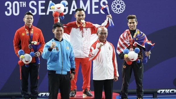 L'haltérophile Thach Kim Tuân (à gauche) a rapporté le 2 décembre une médaille d'argent en soulevant un total de 304 kg. Photo : VNA.