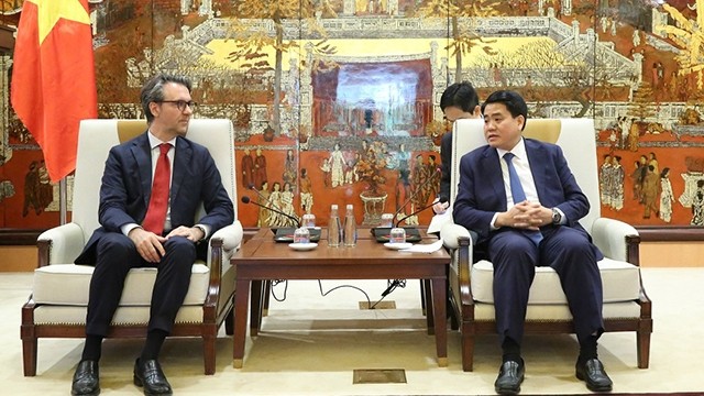 Le président du Comité populaire de Hanoi Nguyên Duc Chung (à droite) et l’ambassadeur de l'UE au Vietnam, Pier Giorgio Aliberti, le 29 novembre à Hanoi. Photo : kinhtedothi.vn.