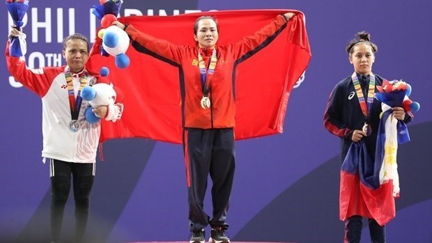L’haltérophile Vuong Thi Huyên (au centre) a remporté la médaille d’or dans la catégorie 45 kg femmes le 1er décembre. Photo : VNA.