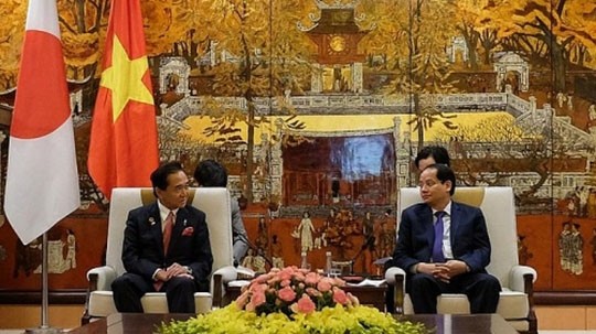 Le vice-président du Comité populaire de Hanoi, Nguyên Doan Toan (à droite), et le gouverneur de la préfecture japonaise de Kanagawa, Yuji Kuroiwa. Photo: laodongthudo.vn