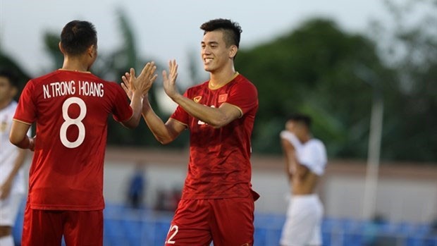 Tiên Linh (à droite) lors du match entre le Vietnam et le Laos, le 28 novembre aux SEA Games 30 aux Philippines. Photo : VNA.