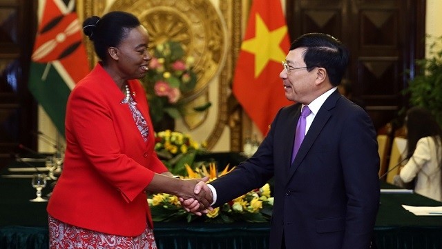 Le Vice-PM et ministre vietnamien des Affaires étrangères Pham Binh Minh (à droite) et la ministre kényane des Affaires étrangères Monica Juma, le 3 décembre à Hanoi. Photo: VGP.