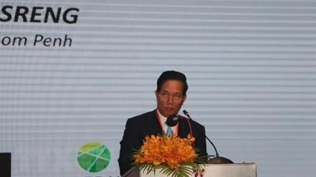 Le gouverneur de Phnom Penh, Khuong Sreng, prononce le discours d'ouverture de la 40e conférence plénière de l’AIMF. Photo: VNA.