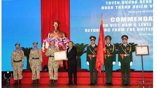 Le Vice-Premier ministre permanent Truong Hoa Binh (au centre) remet des récompenses aux collectives et individuels exemplaires de l’hôpital de campagne de niveau 2 N°1 de l’Armée populaire du Vietnam. Photo : VGP.