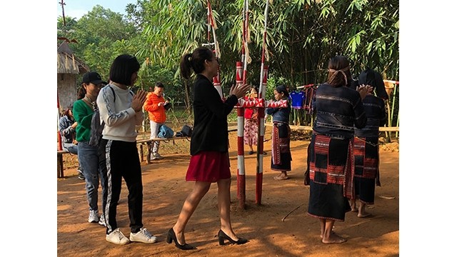 Les visiteurs participent aux activités de la communauté des Bana au Village culturel et touristique des ethnies du Vietnam: Photo: NDEL