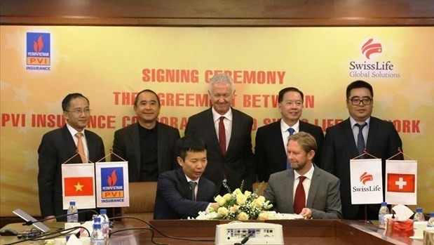 La cérémonie de signature d'un accord de coopération intégral entre PVI et Swiss Life Network. Photo: laodong.vn