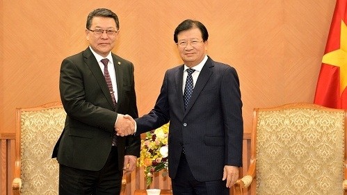 Le Vice-PM vietnamien Trinh Dinh Dung (à droite) et le ministre mongol de l'Alimentation, de l'Agriculture et de l'Industrie légère, Chultem Ulan. Photo : VGP.