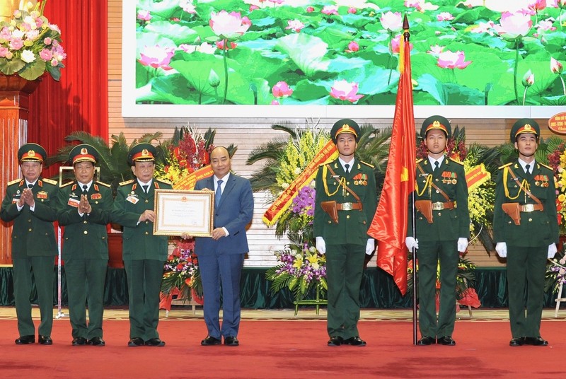 Remise de l’ordre du travail de première classe à l'Association des anciens combattants du Vietnam. Photo: Tran Hai/NDEL.