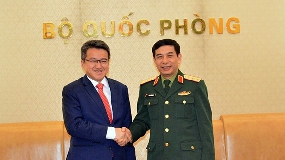 Le vice-ministre vietnamien de la Défense Phan Van Giang (à droite) et son homologue malaisien Liew Chin Tong, le 5 décembre à Hanoi. Photo: QDND.