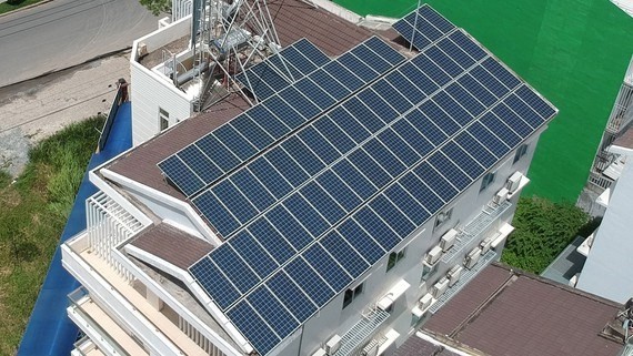 Installation de panneaux solaires sur des toits à Ho Chi Minh-Ville. Photo : VNA.
