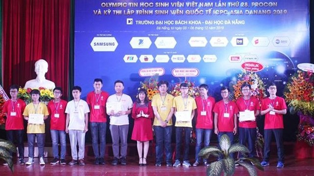 Le Comité de l’organisation remet des Prix aux  meilleurs participants de l'ICPC Vietnam. Photo : VOV.