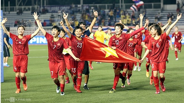 La joie de l’équipe nationale féminine après sa victoire face à la Thaïlande 1-0 en finale du football féminin aux SEA Games 30. Photo : vnexpress.net