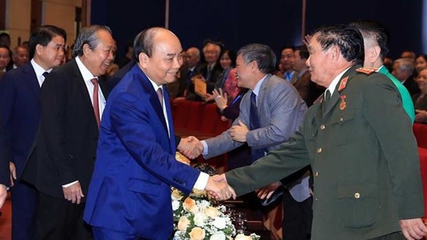Le Premier ministre Nguyên Xuân Phuc et le vice-Premier ministre permanent Truong Hoa Binh avec des délégués. Photo : VNA.