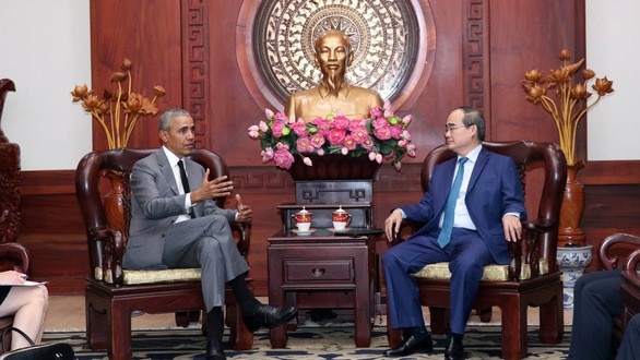 Le secrétaire du Comité du PCV pour Hô Chi Minh-Ville, Nguyên Thiên Nhân (à droite), et l’ancien Président américain Barack Obama. Photo : VNA.