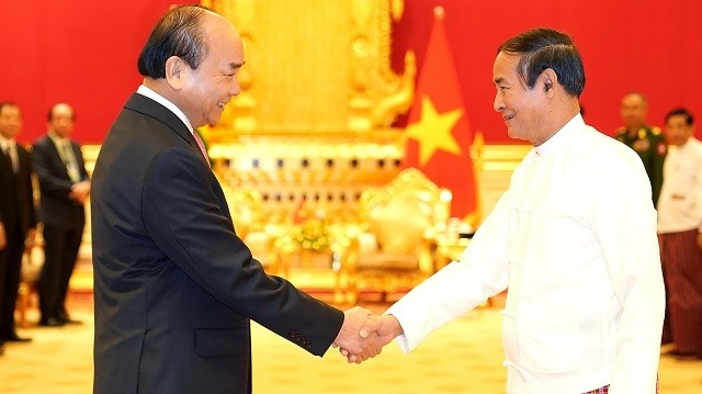 Le PM vietnamien Nguyên Xuân Phuc (à gauche) et le Président birman U Win Myint. Photo : VGP.