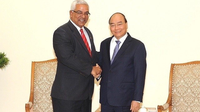 Le PM vietnamien Nguyên Xuân Phuc (à droite) et le ministre cubain de la Justice Oscar Manuel Silveira Martinez. Photo: Trân Hai/NDEL.