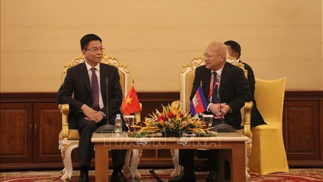 Les deux ministres vietnamien et cambodgien de la Justice. Photo: VNA