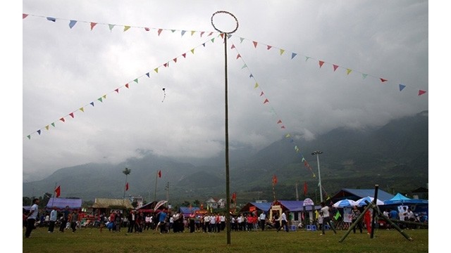 Fête de lancer de balles d'étoffe Vietnam-Laos-Chine à Lai Châu