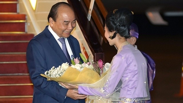 Le PM vietnamien Nguyên Xuân Phuc (à droite), lors de son arrivée à l’aéroport de Nay Pyi Taw. Photo : VGP.