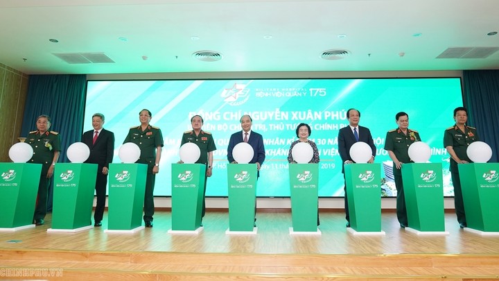 Le Premier ministre Nguyên Xuân Phuc (au centre) à la cérémonie d’inauguration de l’Institut de traumatologie et d’orthopédie. Photo : VNA.