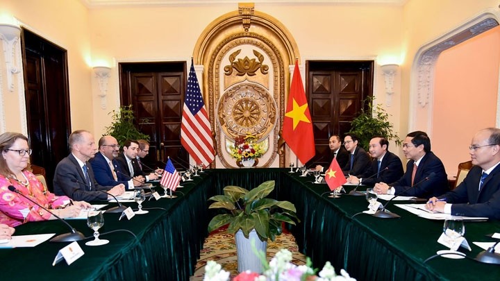 Entretien entre le vice-ministre permanent des Affaires étrangères, Bùi Thanh Son, et le secrétaire d’État adjoint américain David Stilwell. Photo : BQT.