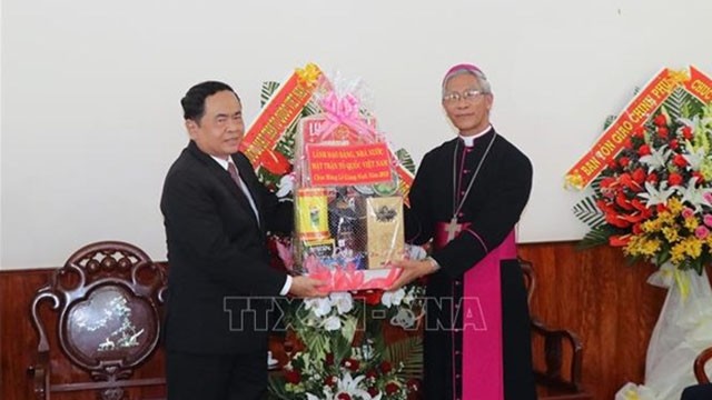Le président du Comité central du FPV Tran Thanh Man (gauche) offre des cadeaux à l'évêque Nguyen Van Khoi. Photo : VNA.  
